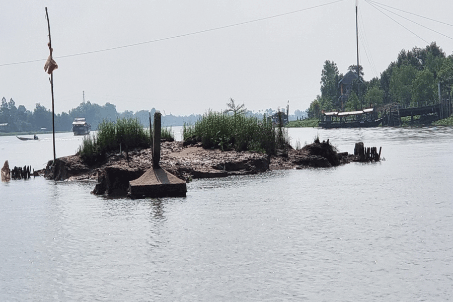 Khu vực cồn nổi có nhiều chướng ngại vật nguy hiểm cho tàu thuyền qua lại. Ảnh: Đ.HÀ Khu vực cồn nổi có nhiều chướng ngại vật nguy hiểm cho tàu thuyền qua lại. Ảnh: Đ.HÀ
