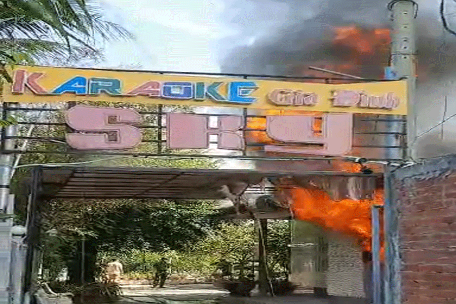 Cháy quán karaoke. Ảnh: PV