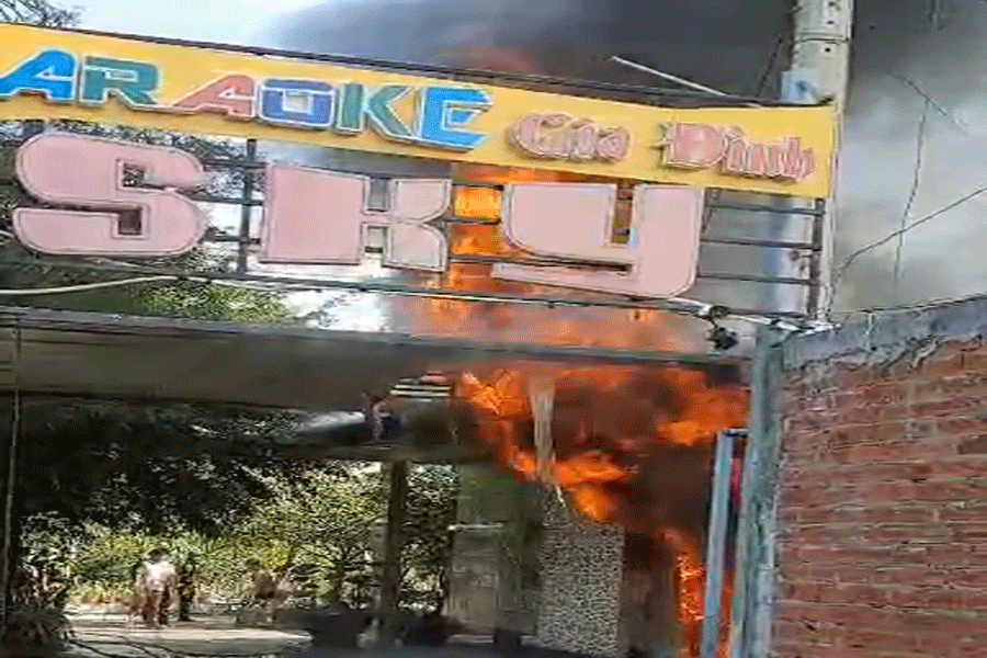 Cháy tại quán karaoke Sky. Ảnh: PV