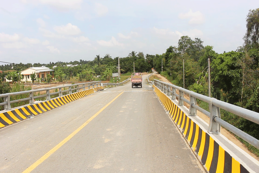 Cầu vượt cao tốc Trung Lương - Mỹ Thuận qua ấp Phú Hòa, xã Phú Nhuận, huyện Cai Lậy. Ảnh: Đ.HÀ Cầu vượt cao tốc Trung Lương - Mỹ Thuận qua ấp Phú Hòa, xã Phú Nhuận, huyện Cai Lậy. Ảnh: Đ.HÀ
