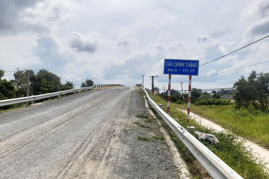 Người dân cho rằng tên cầu không đúng địa danh đề nghị đổi bảng tên cầu là cầu kênh Đại Thắng. Ảnh: Đ.HÀ Người dân cho rằng tên cầu không đúng địa danh đề nghị đổi bảng tên cầu là cầu kênh Đại Thắng. Ảnh: Đ.HÀ