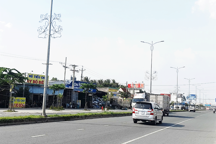 Lý do đèn trang trí tiền tỉ trên quốc lộ 60 không bật sáng về đêm