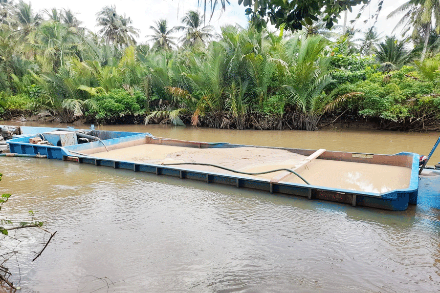 Sà lan chở cát tại bến trái phép. Ảnh: Đ.HÀ