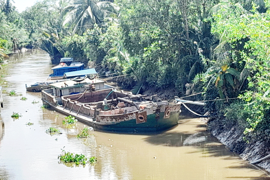 Các sà lan neo đậu tại bến trái phép để bơm cát. Ảnh: Đ.HÀ