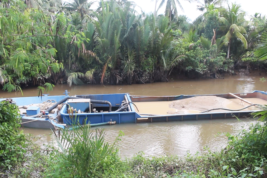 Lập biên bản sà lan hàng trăm tấn neo đậu tại bến “chui” để bơm cát