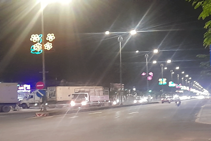 Hệ thống đèn trang trí trên quốc lộ 60 ở Bến Tre đã được bật sáng về đêm