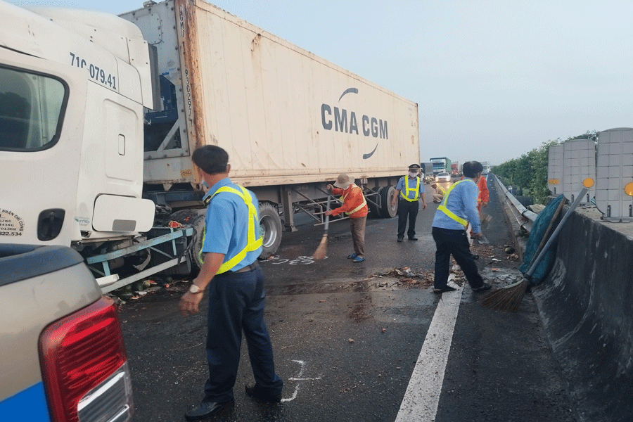 2 ô tô va chạm, cao tốc TP.HCM – Trung Lương kẹt xe nhiều giờ 