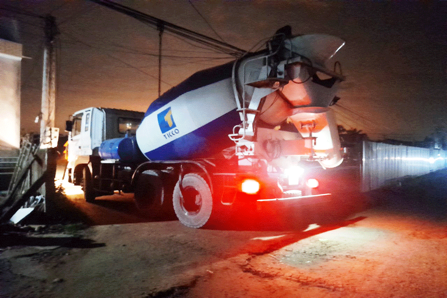 Xe bồn chở bê tông lưu thông trên đường đan nông thôn cả vào ban đêm. Ảnh: Đ.HÀ