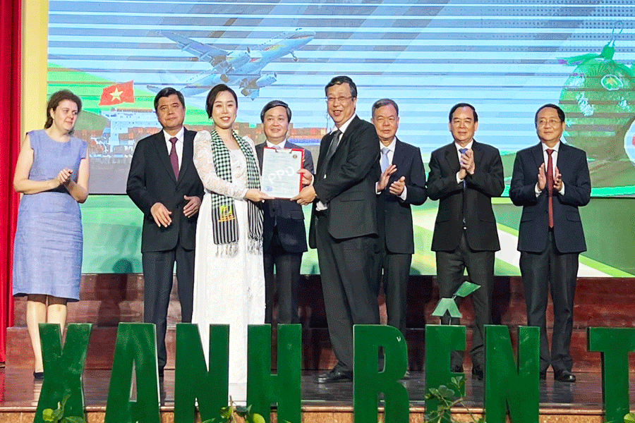 Trao giấy chứng nhận kiểm dịch thực vật cho Công ty Cổ phần Tập đoàn Xuất nhập khẩu trái cây Chánh Thu để xuất khẩu lô bưởi đầu tiên sang Hoa Kỳ. Ảnh: H.T