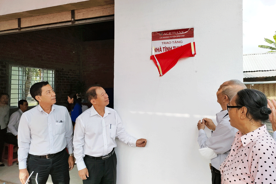 Trao tặng nhà tình nghĩa cho gia đình chính sách. Ảnh: Đ.HÀ