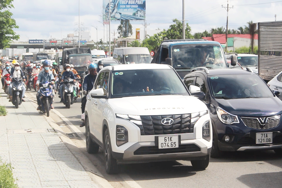 Ùn ứ giao thông khu vực trạm thu phí cầu Rạch Miễu vào dịp lễ, tết. Ảnh: Đ.HÀ Ùn ứ giao thông khu vực trạm thu phí cầu Rạch Miễu vào dịp lễ, tết. Ảnh: Đ.HÀ