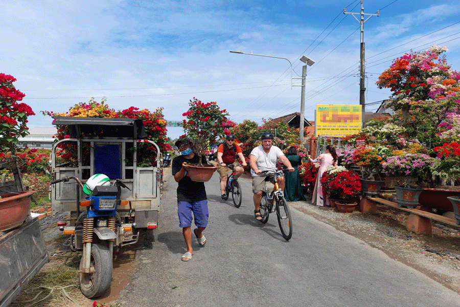Không khí nhộn nhịp mua bán hoa giấy ở làng hoa xã Phú Sơn. Ảnh: Đ.HÀ