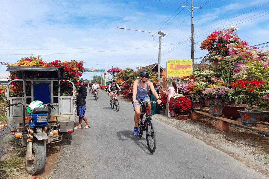 Khách du lịch nước ngoài tham quan làng hoa những ngày cận Tết. Ảnh: Đ.HÀ