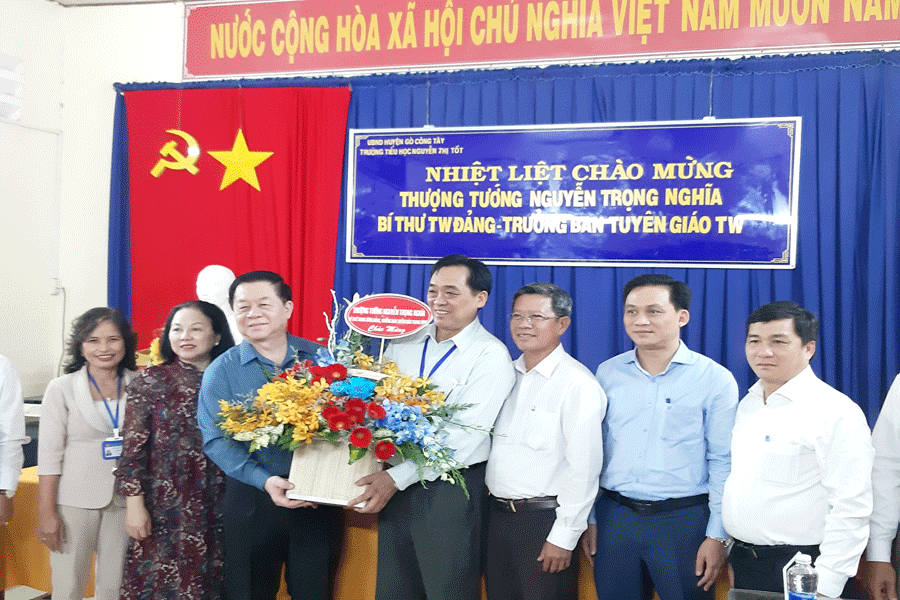 Trưởng Ban Tuyên giáo Trung ương Nguyễn Trọng Nghĩa cùng đoàn công tác thăm, chúc tết tại trường Tiểu học Nguyễn Thị Tốt. Ảnh: H.T