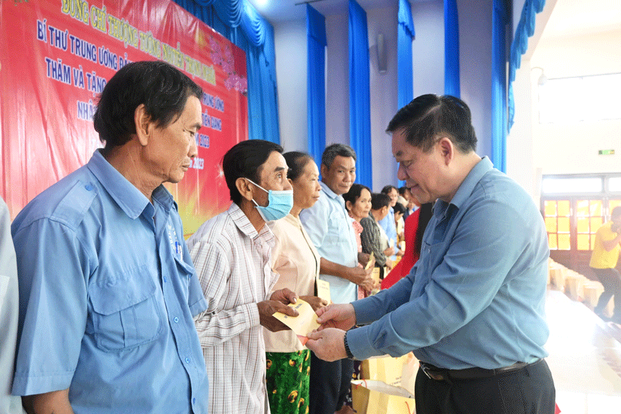 Bí thư Trung ương Đảng, Trưởng Ban Tuyên giáo Trung ương Nguyễn Trọng Nghĩa tặng quà cho gia đình chính sách, hộ nghèo tại Tiền Giang. Ảnh: PV Bí thư Trung ương Đảng, Trưởng Ban Tuyên giáo Trung ương Nguyễn Trọng Nghĩa tặng quà cho gia đình chính sách, hộ nghèo tại Tiền Giang. Ảnh: PV