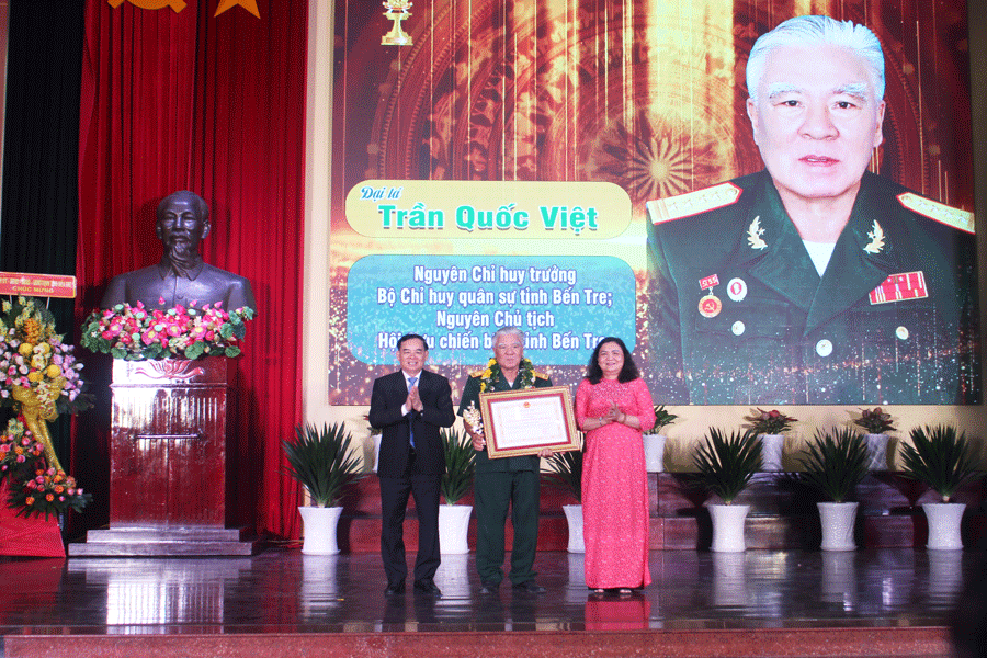 Trao danh hiệu &quot;Công dân Đồng Khởi tiêu biểu&quot; cho cá nhân. Ảnh: Đ.HÀ