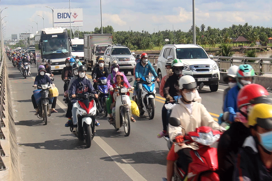 Cầu Rạch Miễu thường xuyên xảy ra kẹt xe vào dịp Tết. Ảnh: Đ.HÀ