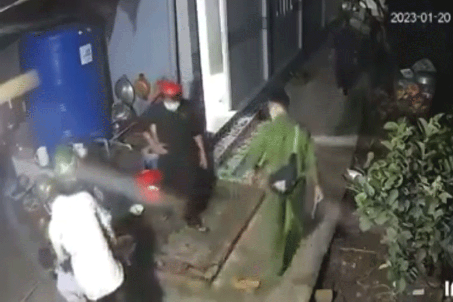 Sau khi đá tới tấp vào người đàn ông bị khống chế, người mặc sắc phục công an đã bỏ đi. (Ảnh cắt từ đoạn Clip)