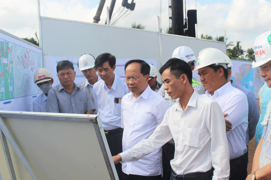 Thứ trưởng Bộ GTVT Nguyễn Duy Lâm khảo sát hiện trường thi công dự án cầu Rạch Miễu 2. Ảnh: Đ.HÀ