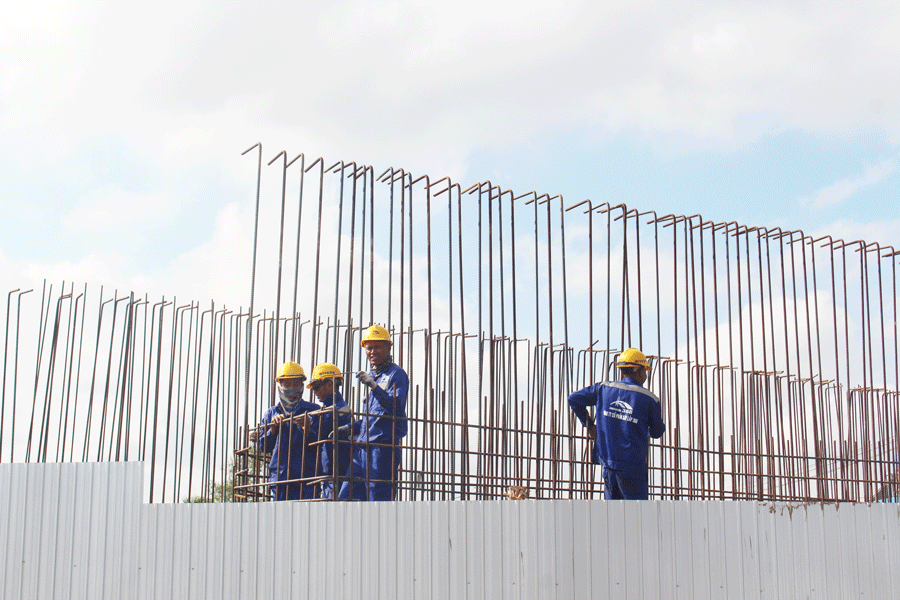 Công nhân thi công tại gói thầu XL04 dự án cầu Rạch Miễu 2. Ảnh: Đ.HÀ