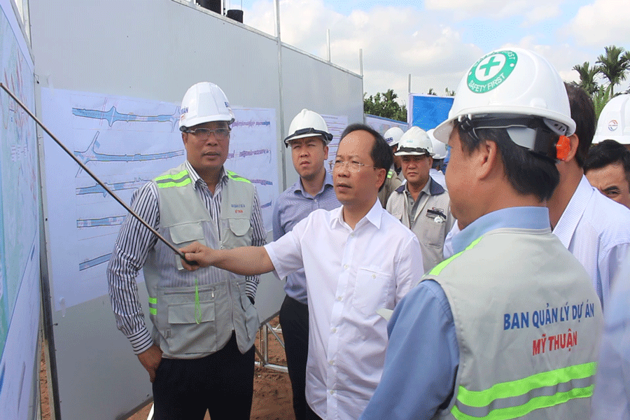 Thứ trưởng Bộ GTVT Nguyễn Duy Lâm khảo sát hiện trường thi công cầu Rạch Miễu 2. Ảnh: Đ.HÀ