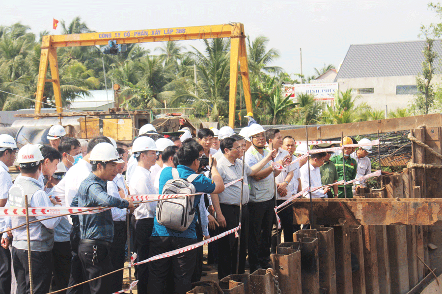 Thủ tướng tại buổi khảo sát hiện trường dự án cầu Rạch Miễu 2. Ảnh: Đ.HÀ