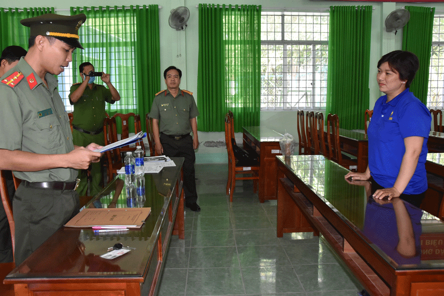 Cơ quan An ninh điều tra Công an tỉnh thực hiện lệnh bắt tạm giam đối với Phan Thị Thanh Nhã. Ảnh: Hữu Nhân