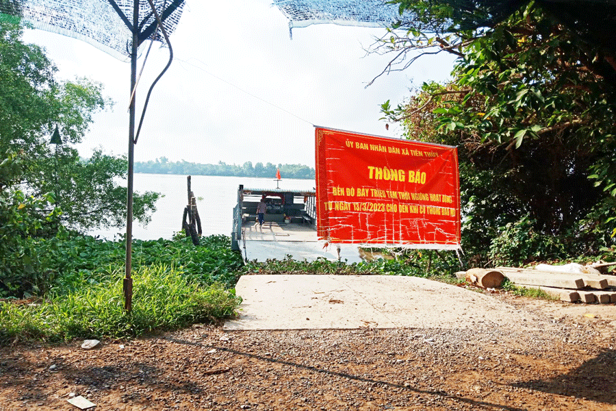 Chính quyền địa phương thông báo tạm ngưng hoạt động bến đò Bảy Triệu do có tranh chấp. Ảnh: ĐÔNG HÀ Chính quyền địa phương thông báo tạm ngưng hoạt động bến đò Bảy Triệu do có tranh chấp. Ảnh: ĐÔNG HÀ