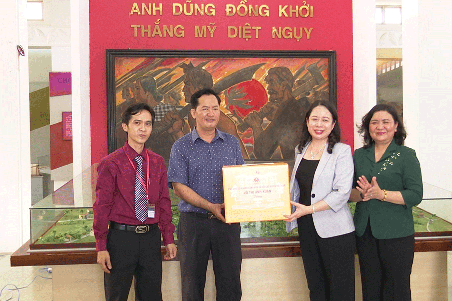 Phó Chủ tịch nước tặng quà lưu niệm tại Khu di tích Đồng Khởi. Ảnh: P.T Phó Chủ tịch nước tặng quà lưu niệm tại Khu di tích Đồng Khởi. Ảnh: P.T