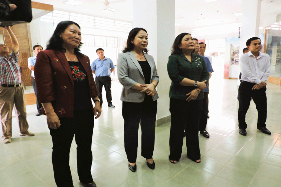 Phó Chủ tịch nước Võ Thị Ánh Xuân cùng đoàn công tác tham quan Khu di tích Đồng Khởi tại xã Định Thủy, huyện Mỏ Cày Nam, tỉnh Bến Tre. Ảnh: P.T Phó Chủ tịch nước Võ Thị Ánh Xuân cùng đoàn công tác tham quan Khu di tích Đồng Khởi tại xã Định Thủy, huyện Mỏ Cày Nam, tỉnh Bến Tre. Ảnh: P.T