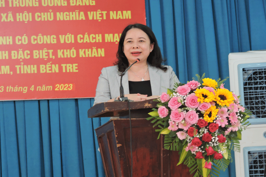 Phó Chủ tịch nước thăm, tặng quà gia đình chính sách tại Bến Tre