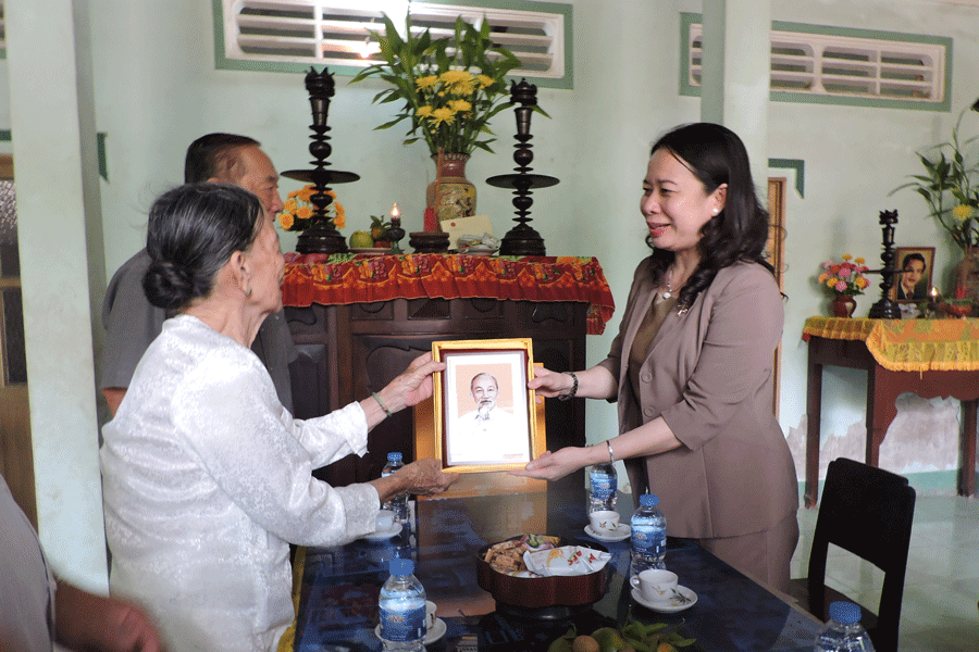 Phó Chủ tịch nước thăm Mẹ Việt Nam Anh hùng tại Bến Tre