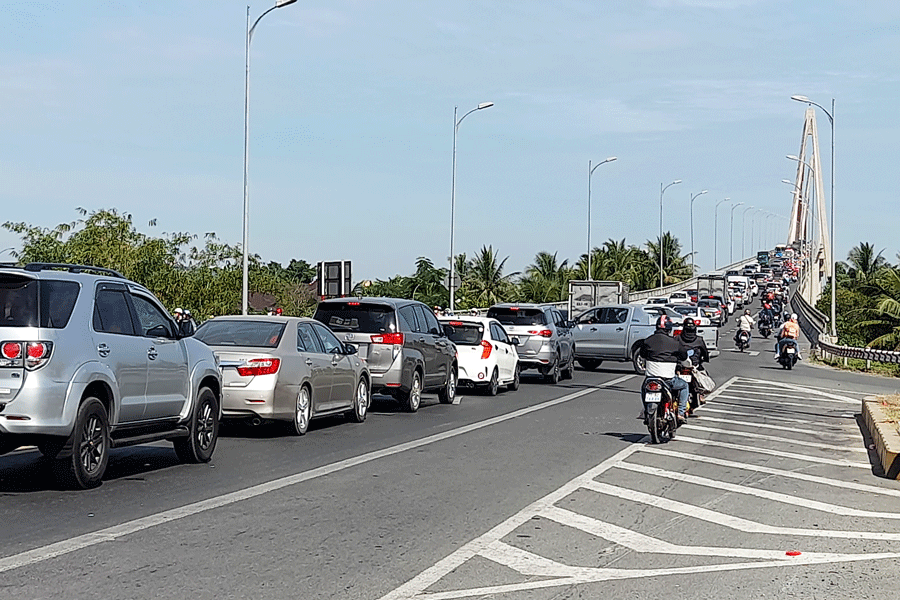 Có phà tạm Rạch Miễu "giải cứu" nhưng cầu Rạch Miễu vẫn kẹt xe vào cao điểm các ngày cuối tuần hoặc lễ, tết. Ảnh: Đ.HÀ