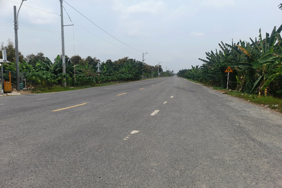 Đường dẫn ra bến phà tạm Rạch Miễu vắng vẻ. Ảnh: Đ.HÀ