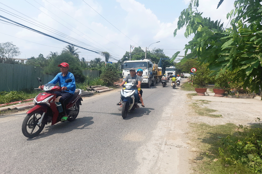 Nhiều xe chở bê tông ngang nhiên lưu thông qua cầu 8 tấn vào chiều 24-4. Ảnh: PV