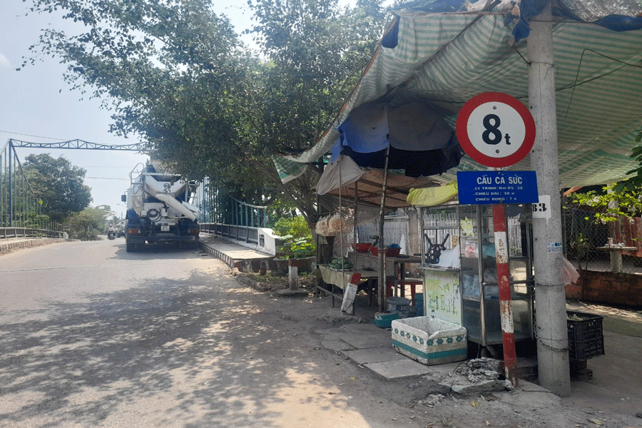 Cầu Cả Sức giới hạn tải trọng chỉ phương tiện 8 tấn trở xuống được qua cầu, tuy nhiên xe bồn chở bê tông vẫn bất chấp biển cấm. Ảnh: PV