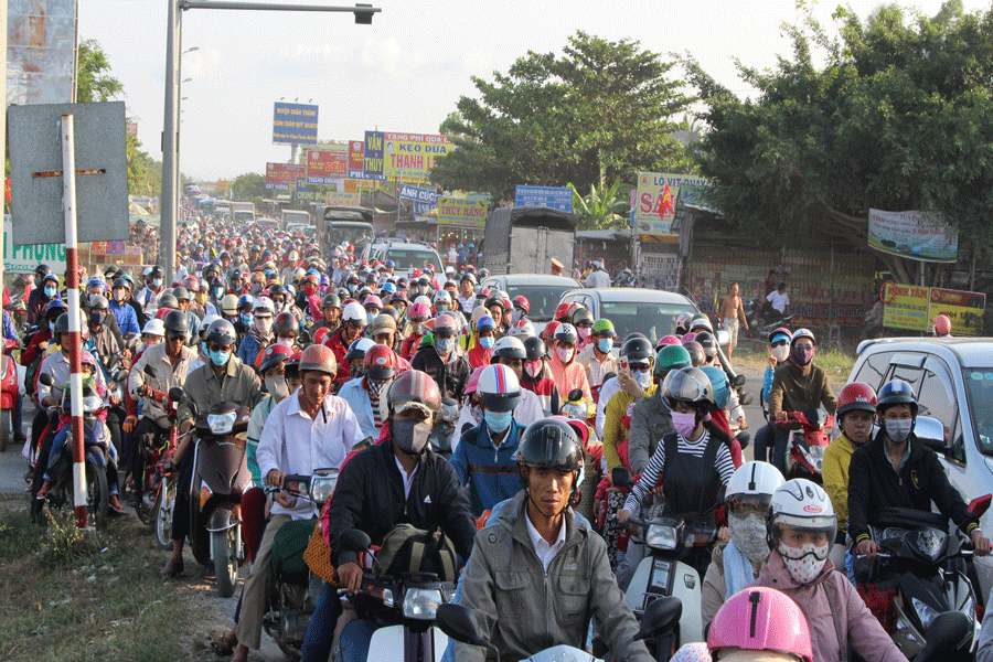 Đường dẫn cầu Rạch Miễu thường xuyên kẹt xe vào các dịp lễ, tết. Ảnh: PV