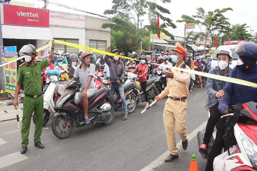 CSGT điều tiết phương tiện mở đường cho xe cứu thương qua cầu Rạch Miễu. Ảnh: PV