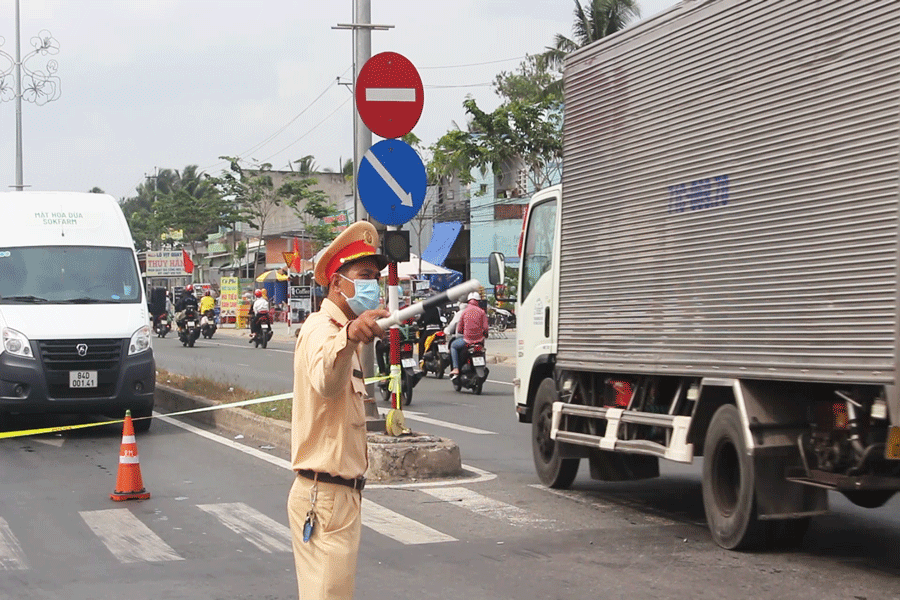 Lực lượng CSGT nỗ lực điều tiết giao thông qua cầu Rạch Miễu. Ảnh: PV