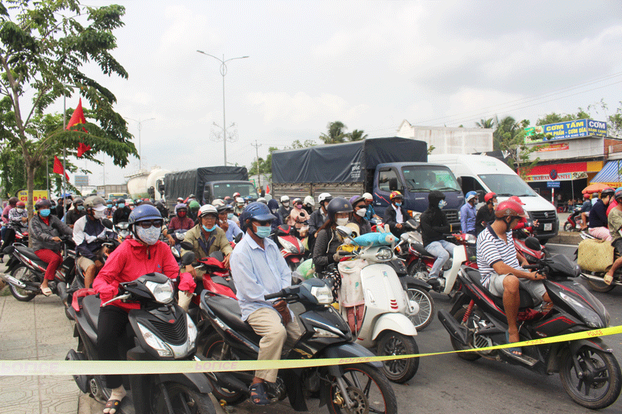 Người dân ùn ùn về quê nghỉ lễ, cầu Rạch Miễu kẹt xe kéo dài