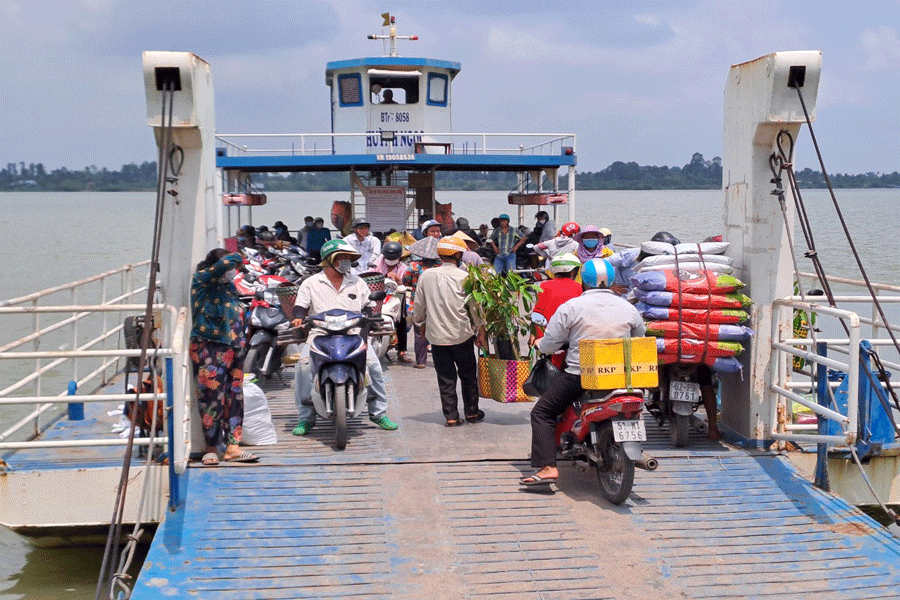 Người dân lưu thông qua đò Bang Tra -Thanh Bình. Ảnh: PV