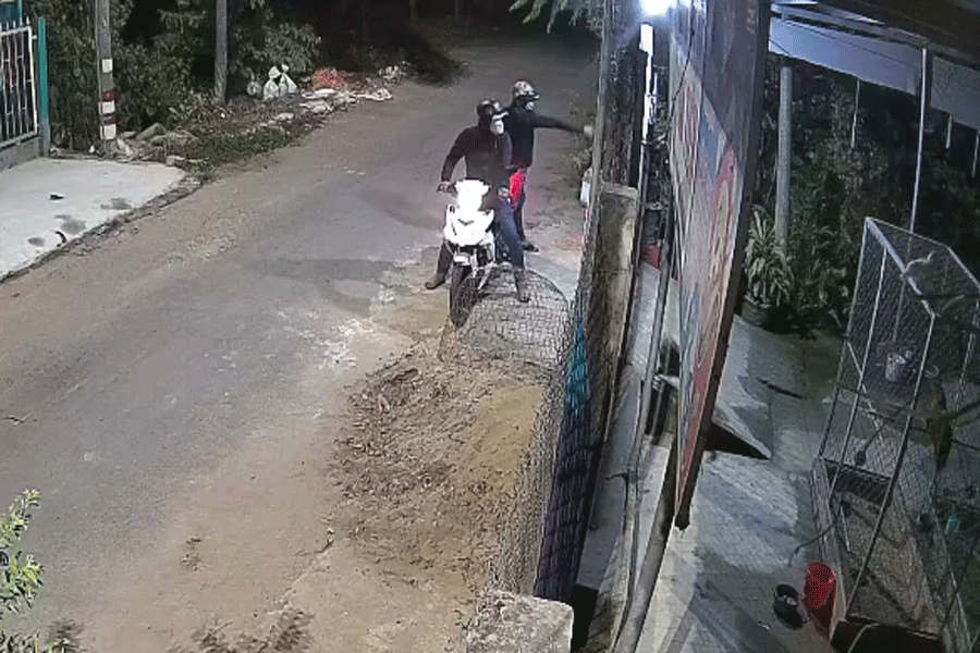 Một người rút súng bắn vào nhà ông T để &quot;khủng bố&quot; đòi nợ. (Ảnh chụp từ camera ghi lại)