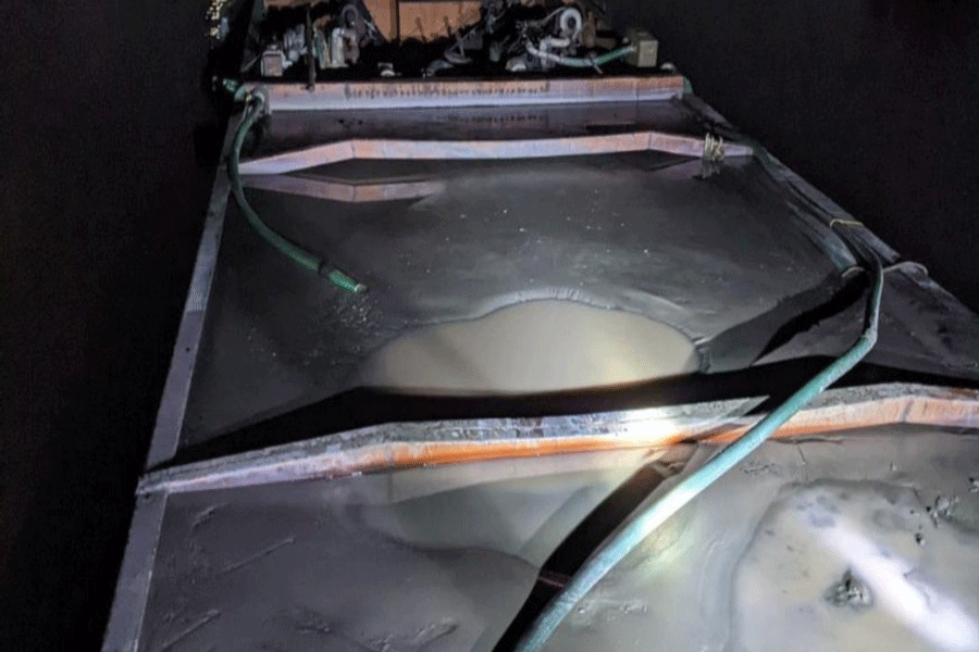 Tàu hút cát bị bắt giữ. (Ảnh: Phòng Cảnh sát PCTP Môi trường Công an Bến Tre)