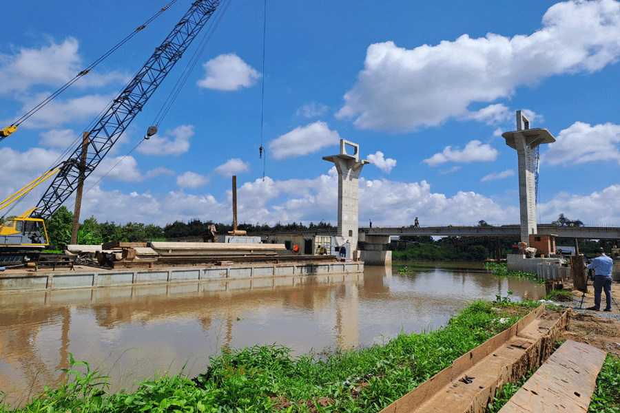 Công trình cống ngăn mặn Bến Rớ được xây dựng thượng nguồn sông Ba Lai sắp hoàn thiện. Ảnh: ĐÔNG HÀ