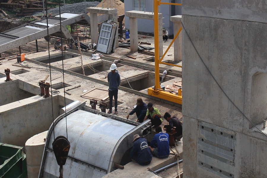 Đơn vị thi công đang thi công cống Tân Phú. Ảnh: ĐÔNG HÀ