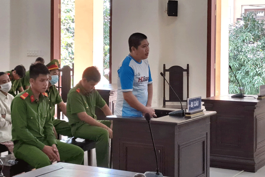 Cựu nhân viên ngân hàng lừa đảo 300 triệu đồng được giảm án