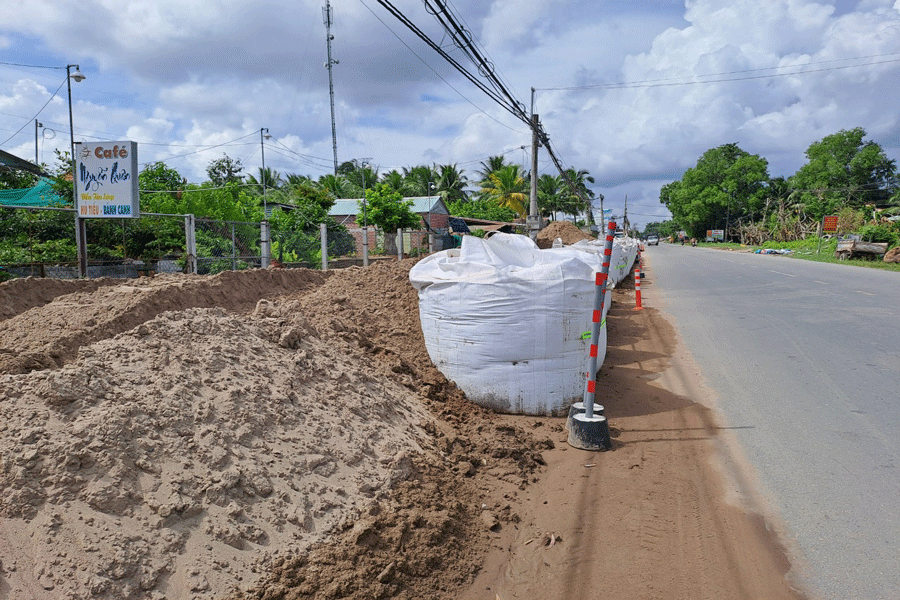 Đắp cát gia tải nền đường mở rộng đường tỉnh 870 phía Tiền Giang tại gói thầu XL01 dự án cầu Rạch Miễu 2. Ảnh: ĐÔNG HÀ Đắp cát gia tải nền đường mở rộng đường tỉnh 870 phía Tiền Giang tại gói thầu XL01 dự án cầu Rạch Miễu 2. Ảnh: ĐÔNG HÀ