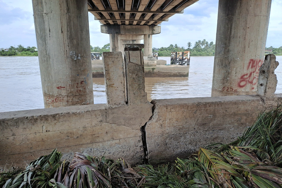 Xung quanh khu vực sạt lở còn xuất hiện nhiều vết nứt nguy cơ tiếp tục xảy ra sạt lở. Ảnh: ĐÔNG HÀ