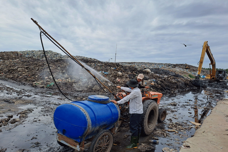 Ngành chức năng đang khắc phục ô nhiễm tại bãi rác An Hiệp. Ảnh: ĐÔNG HÀ
