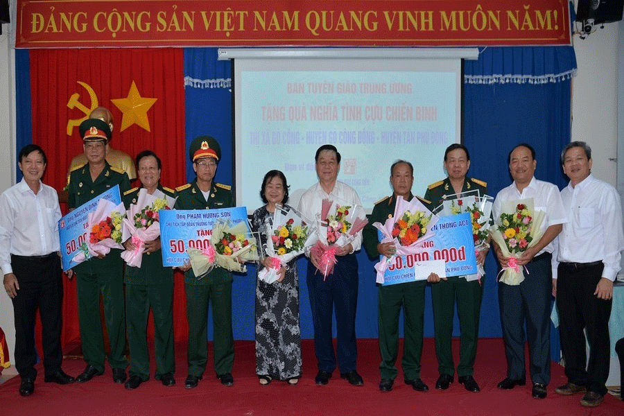 Trưởng Ban Tuyên giáo Trung ương tặng quà cho cựu chiến binh có hoàn cảnh khó khăn. Ảnh: PV Trưởng Ban Tuyên giáo Trung ương tặng quà cho cựu chiến binh có hoàn cảnh khó khăn. Ảnh: PV